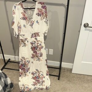 Chic Floral Maxi Dress in Cream